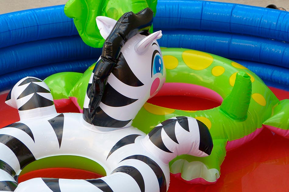 ¿Cómo limpiar una piscina hinchable y mantener el agua?